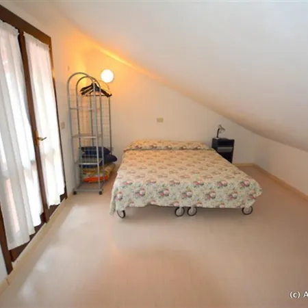 Villa Excellently Equipped Row House With Fenced Garden For 8 In Lignano Pineta *