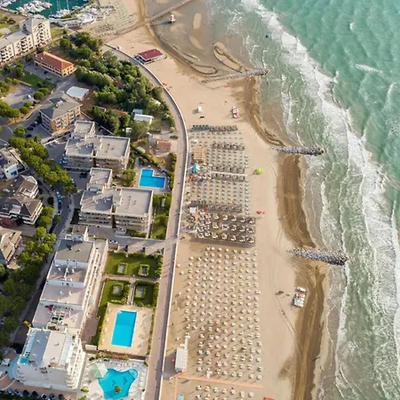 Excellently Equipped Row House With Fenced Garden For 8 In Lignano Pineta Villa *