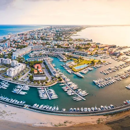 Excellently Equipped Row House With Fenced Garden For 8 In Lignano Pineta لينانو سابيادورو