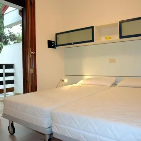 וילה Excellently Equipped Row House With Fenced Garden For 8 In Lignano Pineta ליגננו סביאדורו