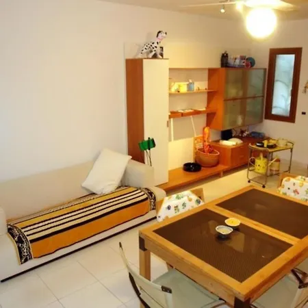 Excellently Equipped Row House With Fenced Garden For 8 In Lignano Pineta فيلة