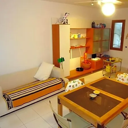 Villa Excellently Equipped Row House With Fenced Garden For 8 In Lignano Pineta *