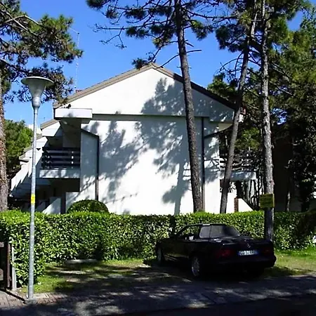 Excellently Equipped Row House With Fenced Garden For 8 In Lignano Pineta Villa