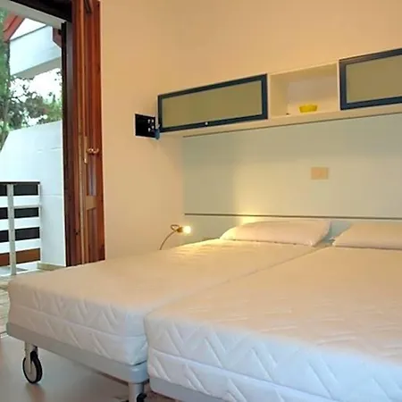 Excellently Equipped Row House With Fenced Garden For 8 In Lignano Pineta Villa