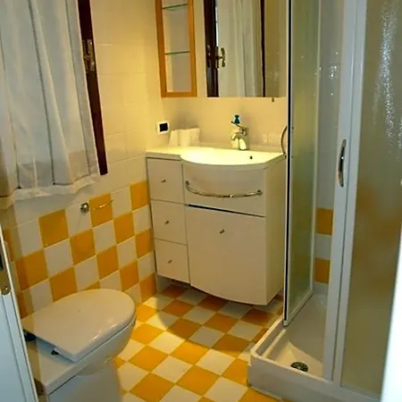 Villa Excellently Equipped Row House With Fenced Garden For 8 In Lignano Pineta