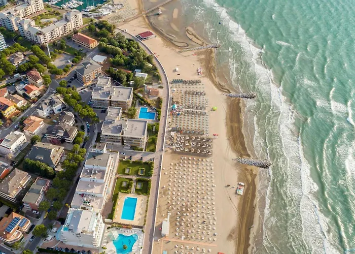 Excellently Equipped Row House With Fenced Garden For 8 In Lignano Pineta Villa *