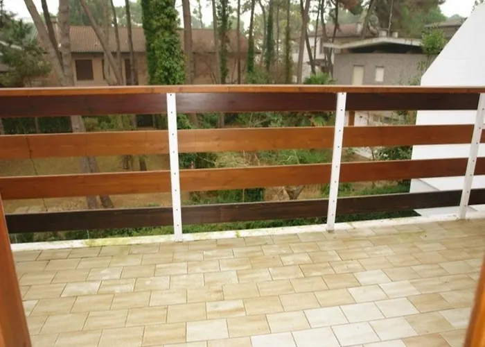 Villa Excellently Equipped Row House With Fenced Garden For 8 In Lignano Pineta